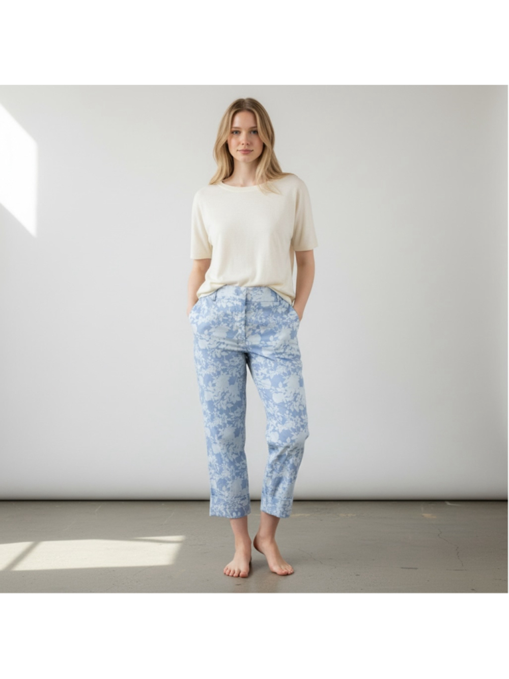 J. McLAUGHLIN Women's Floral Print Cropped Pants, Blue and White